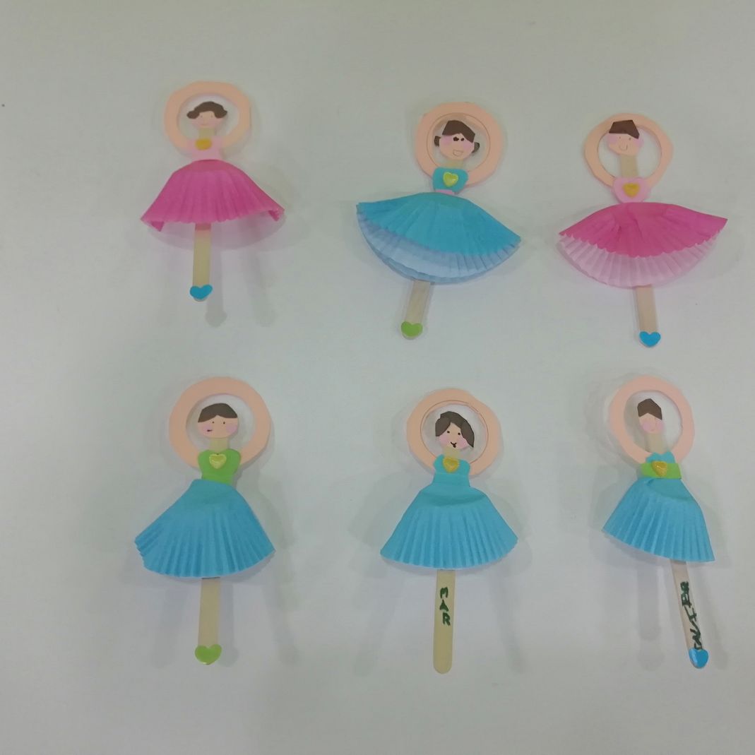 Bailarinas hechas por los niños en talleres de manuallidades